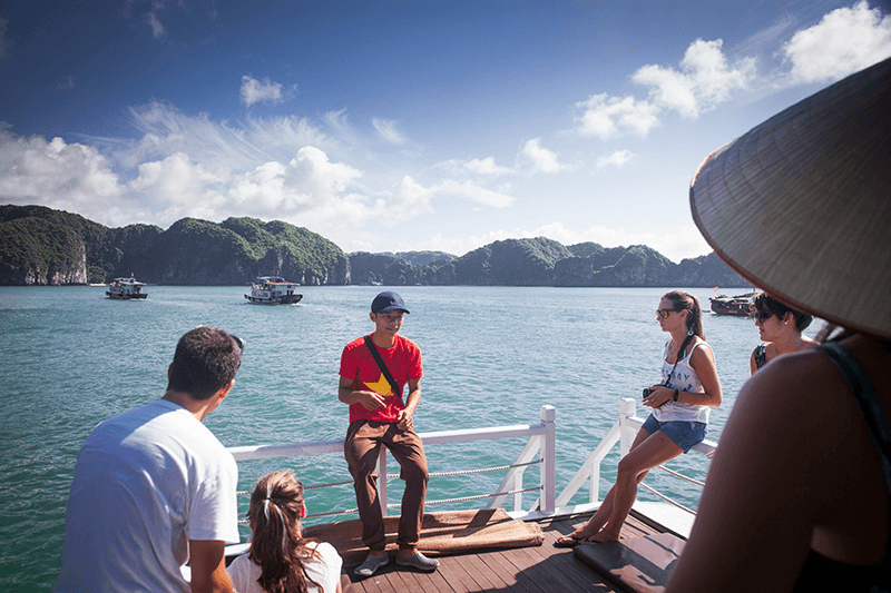 Tour-guide introduce Lan Ha Bay to tourists